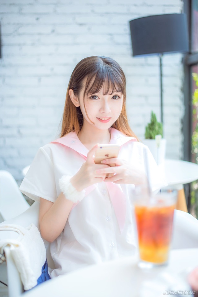 手中刀锋一卷，一团清气裹挟着凛冽的刀光，将三名身材魁梧的西域战士毙于刀下，后方却有更多的人冲上来填补空缺，虽然后方还是不断有荆州将士借着关羽的掩护从城下杀上来，但撕开的豁口却只有这么点儿，根本无法令人立足，哪怕是在关羽的指挥下，也无法将战果扩大。